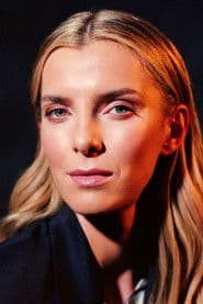 Betty Gilpin photo 4